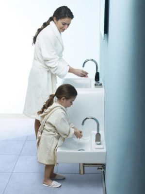 Un lavabo para adultos y niños