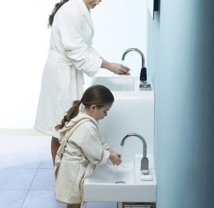 Un lavabo para adultos y niños