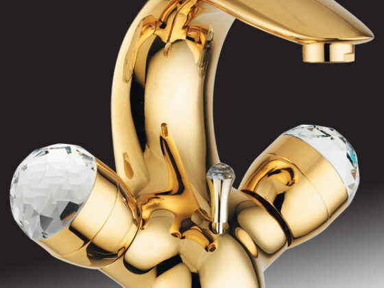 Grifo de oro y piezas de Swarovski