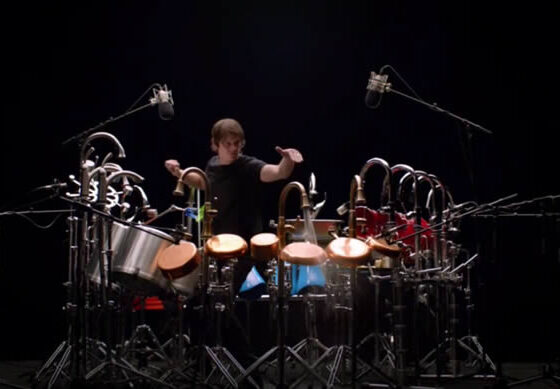 El batería de Wilco toca una canción con grifos