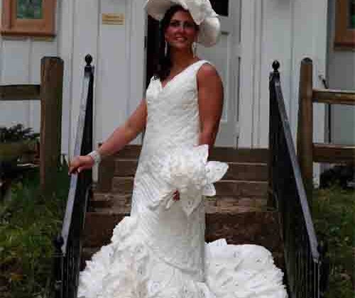 Vestidos de novia hechos con papel higiénico