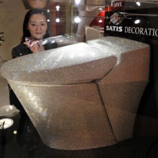 Comercializan un spray con microorganismos para no ducharse