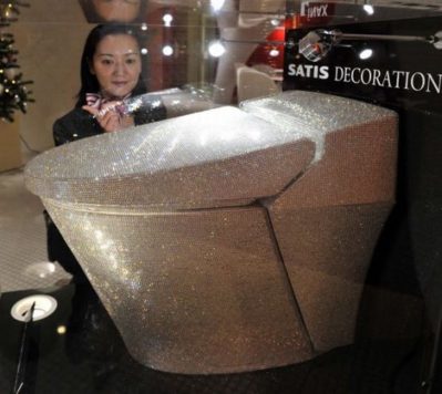 Un wc recubierto de 72.000 cristales de Swarovski