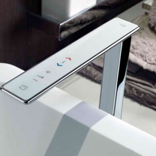 Una bañera de cristal que cuelga en el salón