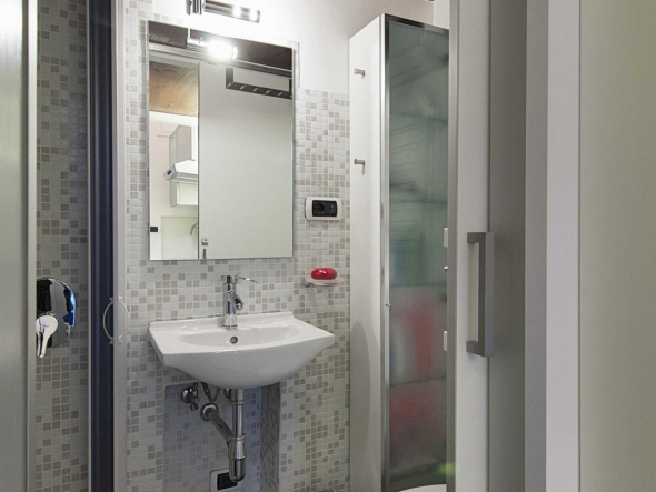 Una casa de siete metros cuadrados aqua Casas pequeña bien aprovechadas