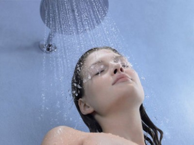 Dañinos hábitos en la ducha para nuestra piel