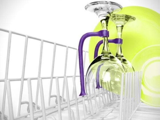 Un accesorio para colocar las copas de vino en el lavaplatos