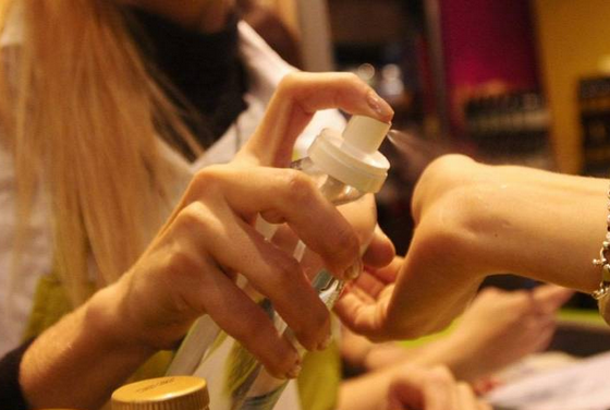 Comercializan un spray con microorganismos para no ducharse