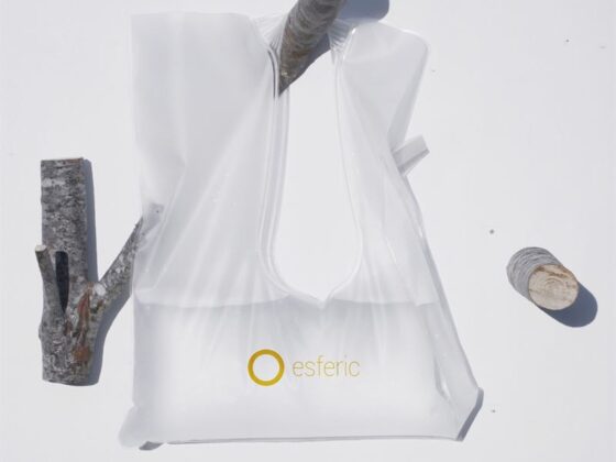 Una bolsa de plástico que sirve para reciclar agua