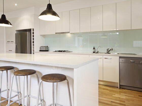 Cocina en línea recta con isla