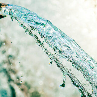 Científicos consiguen purificar agua con luz ultravioleta