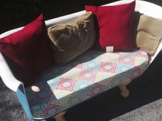 Transforman una vieja bañera en un sofá