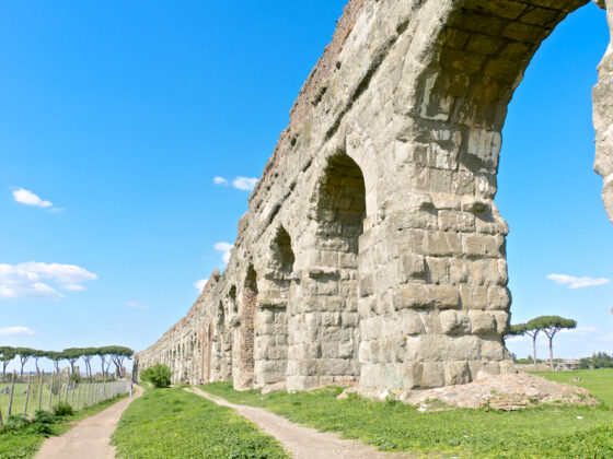 ¿Cuál era el caudal de agua que discurría por los acueductos romanos?