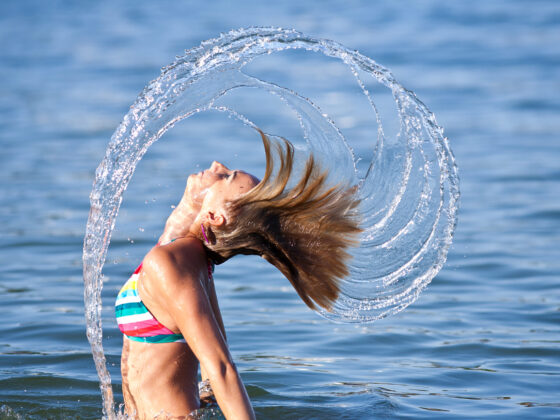 Consejos para proteger tu pelo del sol y el cloro