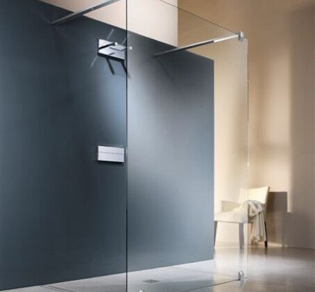 Presume de cuarto de baño equipado con plato de ducha