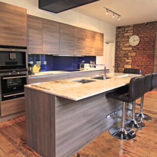 Cómo debe ser una mampara para personas con movilidad reducida