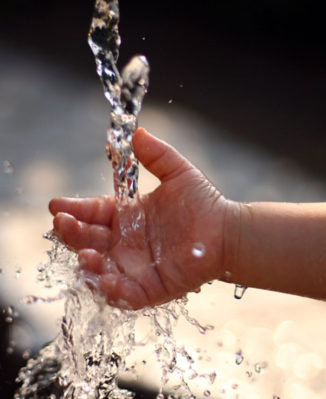 Ahorra agua con los peques de la casa