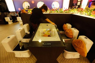 Un restaurante en un cuarto de baño