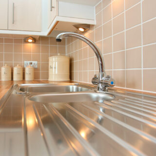 Agua mineral para lucir un cabello sano