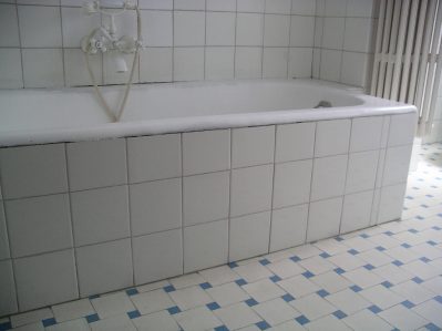 Quitar la bañera, poner un plato de ducha el baño parece mas grande