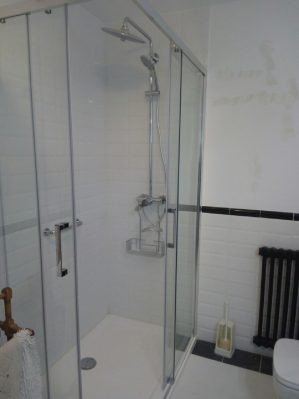 Zona de ducha con plato Techbath de Securibath en baño estilo vintage