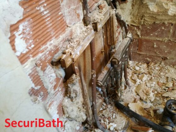 TUBERÍAS OCULTAS BAJO LA BAÑERA