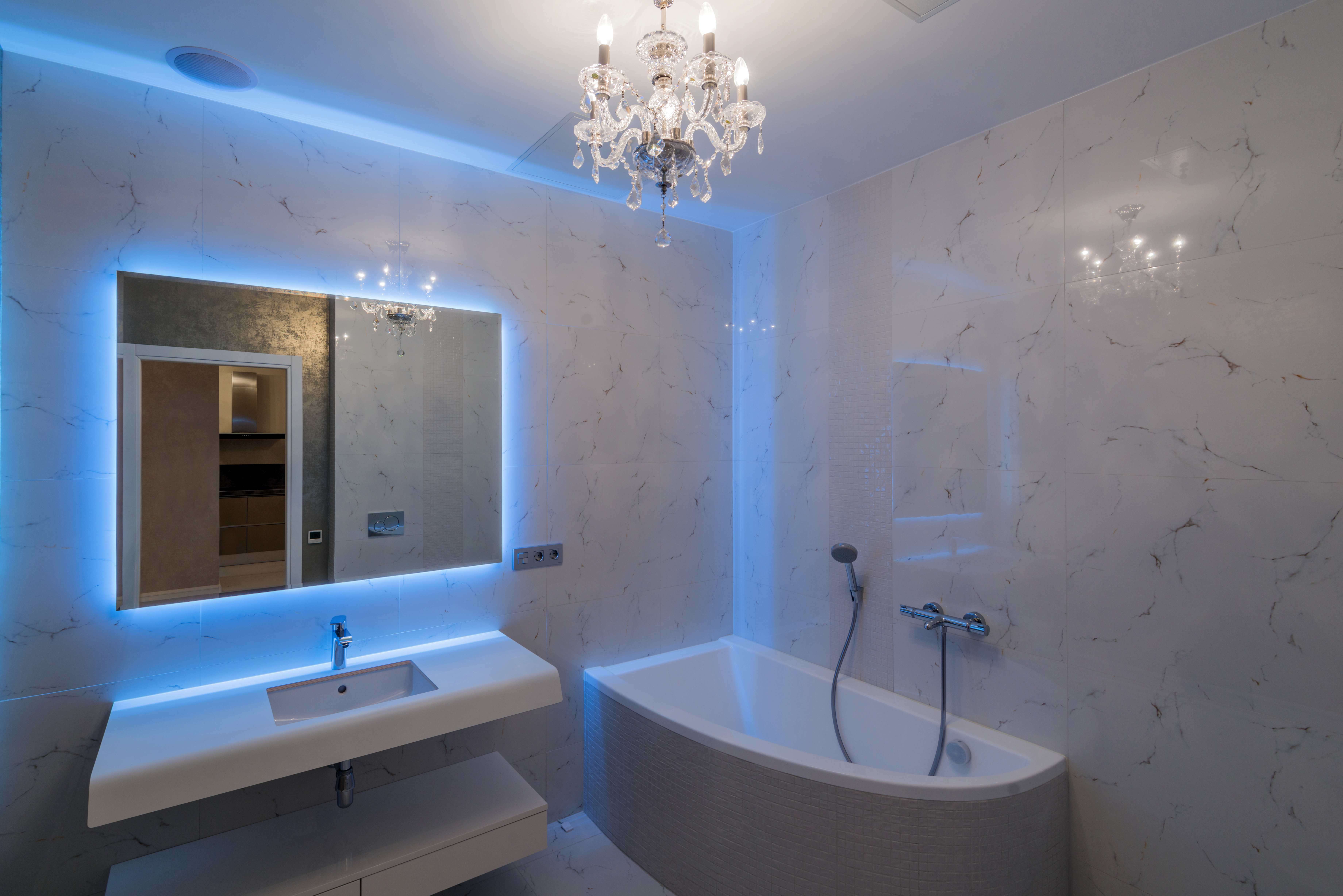Baño con espejos de luz led indirecta.