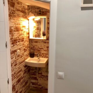 CÓMO SACAR UN BAÑO DEBAJO DE LA ESCALERA