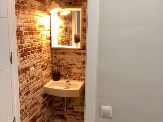 CÓMO SACAR UN BAÑO DEBAJO DE LA ESCALERA