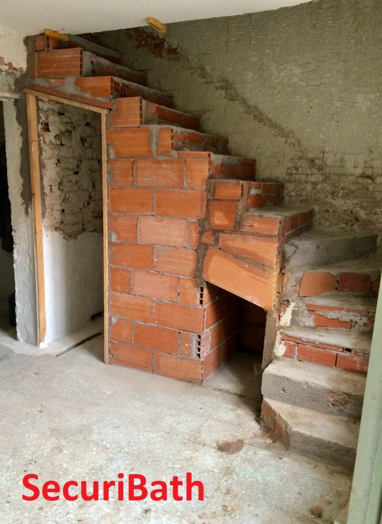 CÓMO SACAR UN BAÑO DEBAJO DE LA ESCALERA