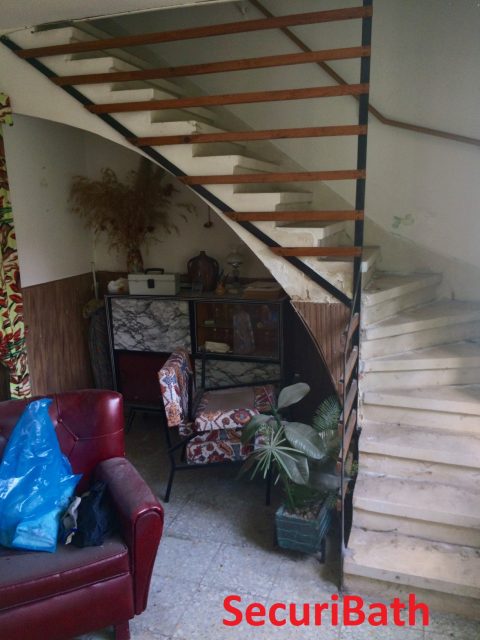 CÓMO SACAR UN BAÑO DEBAJO DE LA ESCALERA