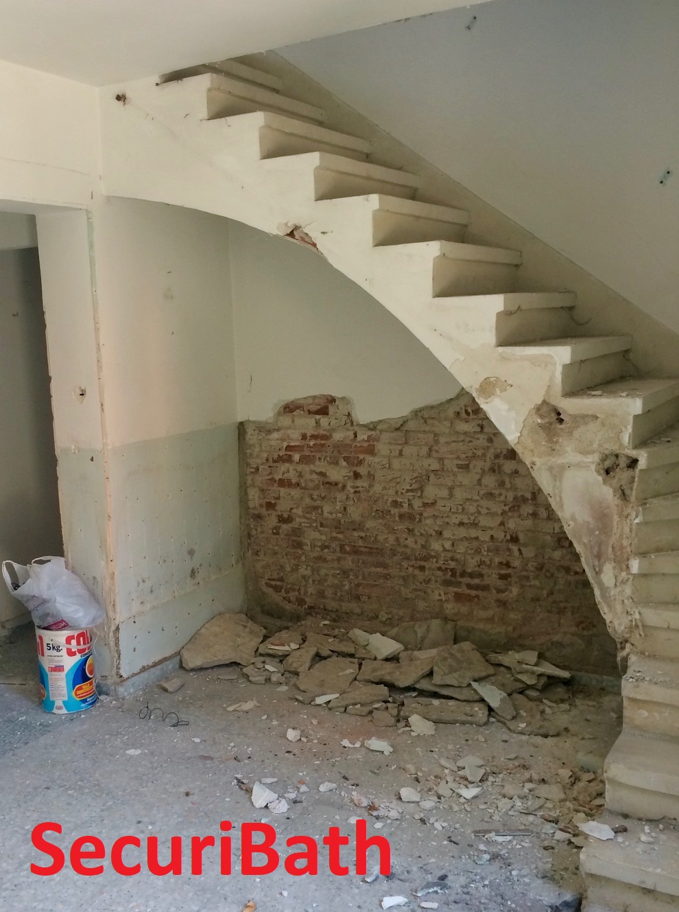 CÓMO SACAR UN BAÑO DEBAJO DE LA ESCALERA