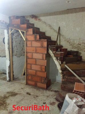 construcción de tabique debajo de la escalera