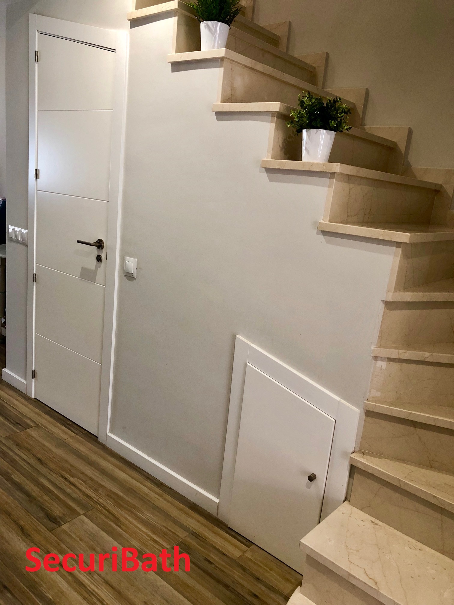 CÓMO SACAR UN BAÑO DEBAJO DE LA ESCALERA