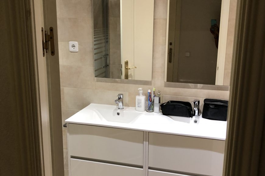 Mueble de baño con lavabos integrados en la encimera