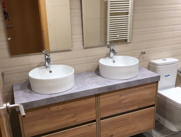 Mueble de baño con lavabos sobre encimera