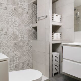 BATHSPACE. Almacenaje dentro del plato de ducha.