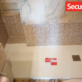 Bañera por ducha en un baño con mármol