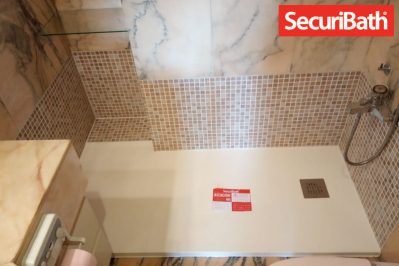 Bañera por ducha en un baño con mármol