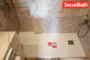 Bañera por ducha en un baño con mármol