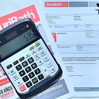 Bañera por ducha en un baño con mármol