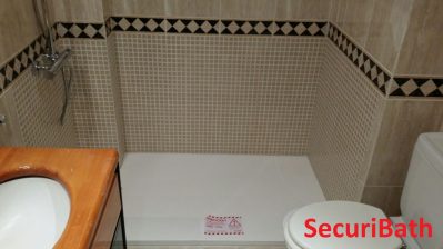 Cenefa decorativa hecha por azulejos - SecuriBath Solutions