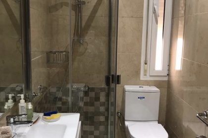 Como ganar espacio en un baño estrecho - SecuriBath Solutions