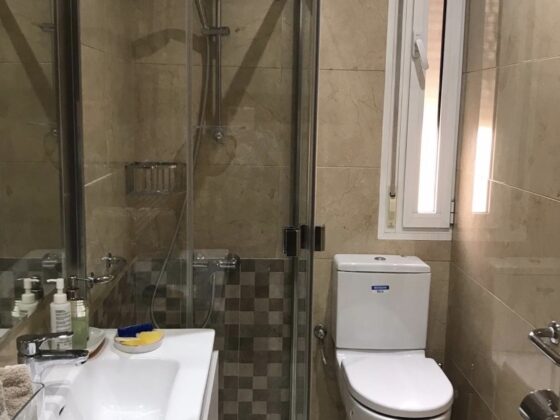 Cómo ganar espacio en un baño estrecho