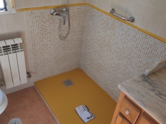 Cambia tu bañera por un plato de ducha color MOSTAZA