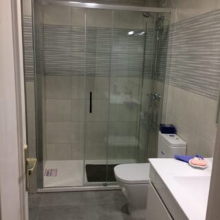 Plato de ducha entre cuatro paredes