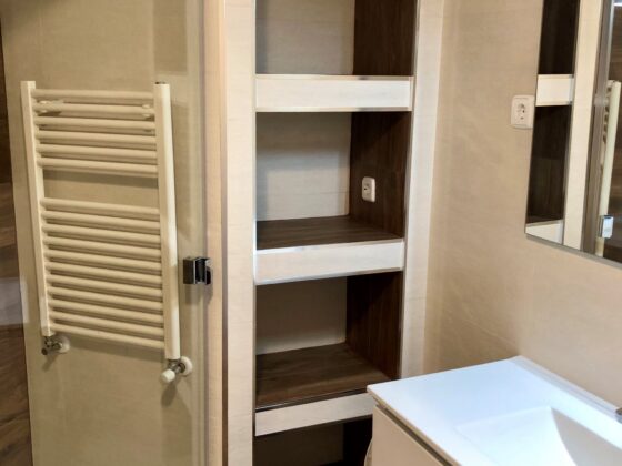 REFORMA DE BAÑO GANANDO ESPACIO DE DEBAJO DE HUECO DE ESCALERA