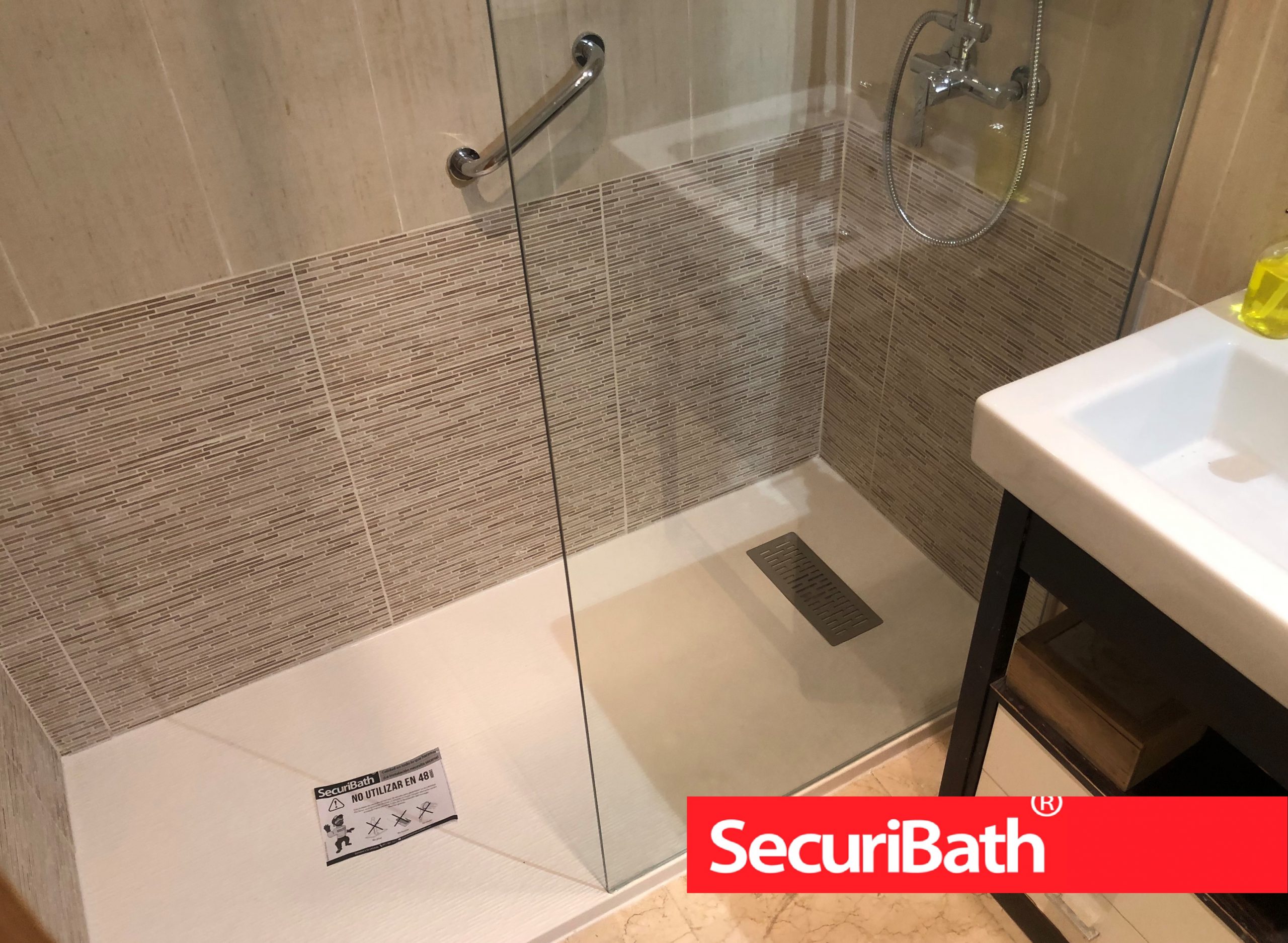SecuriBath - Hornacinas en baños y duchas, para colocar los botes de gel,  champú y demás productos muy útil y elegante.