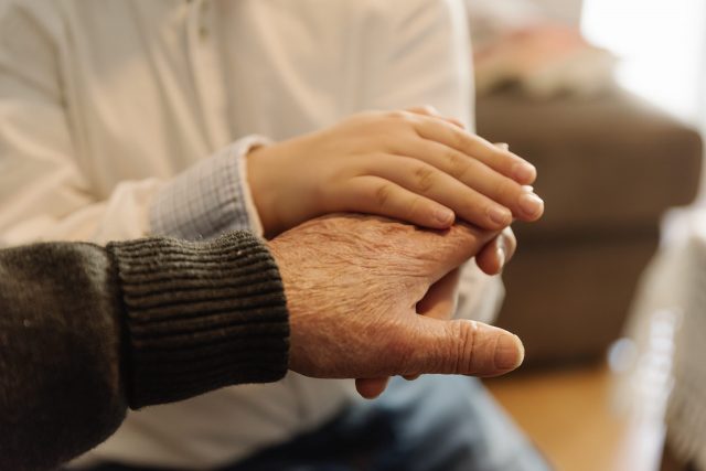 los 18 mejores consejos de seguridad para personas mayores, persona mayor agarrando de la mano porque siente seguridad