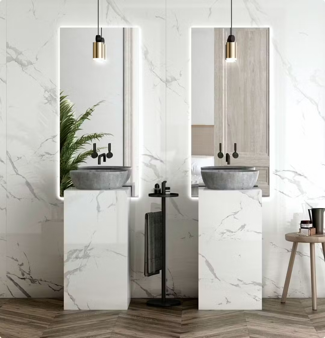 Baño de Cosentino con dos lavabos independientes hechos enteramente de dekton y detrás dos espejos alargados sobre una pared con un revestimiento del mismo color que los soportes de los lavabos en tono blanco con betas en gris